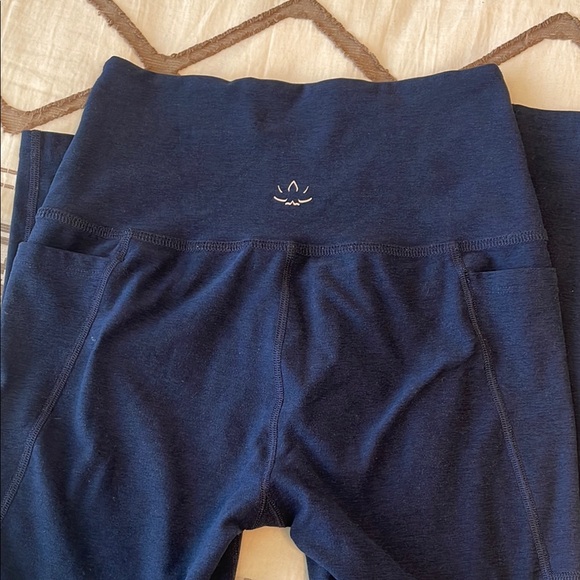 Beyond Yoga Navy Leggings - Picture 1 of 3
